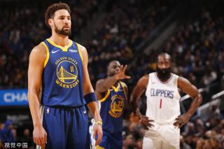 在前锋的肩 在前锋的肩