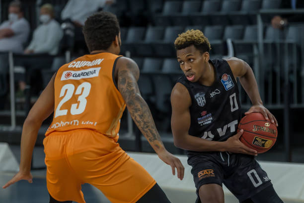 又把对手逼 又把对手逼